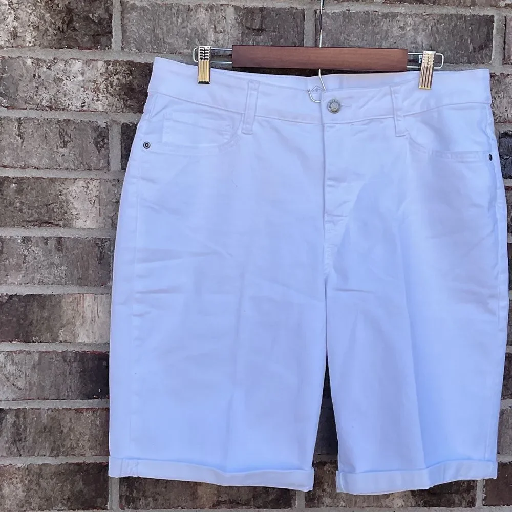 Take 50% OFF- St John,s Bay Classic White Women’s Shorts, Size-16